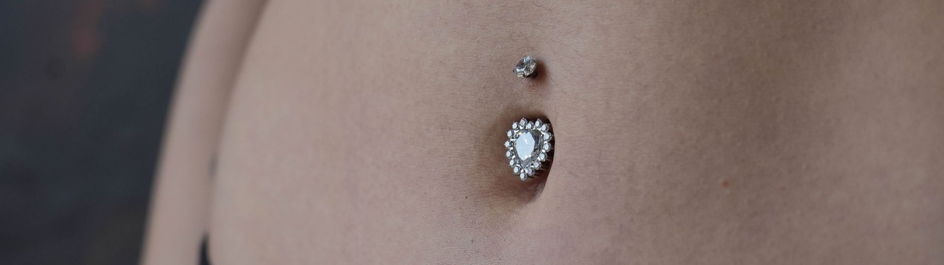 Klasický titanový piercing do pupíku – ukázka vzhledu